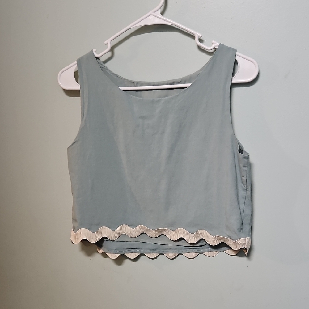Chic Sleeveless Crop Top in Blue with Cream Accents